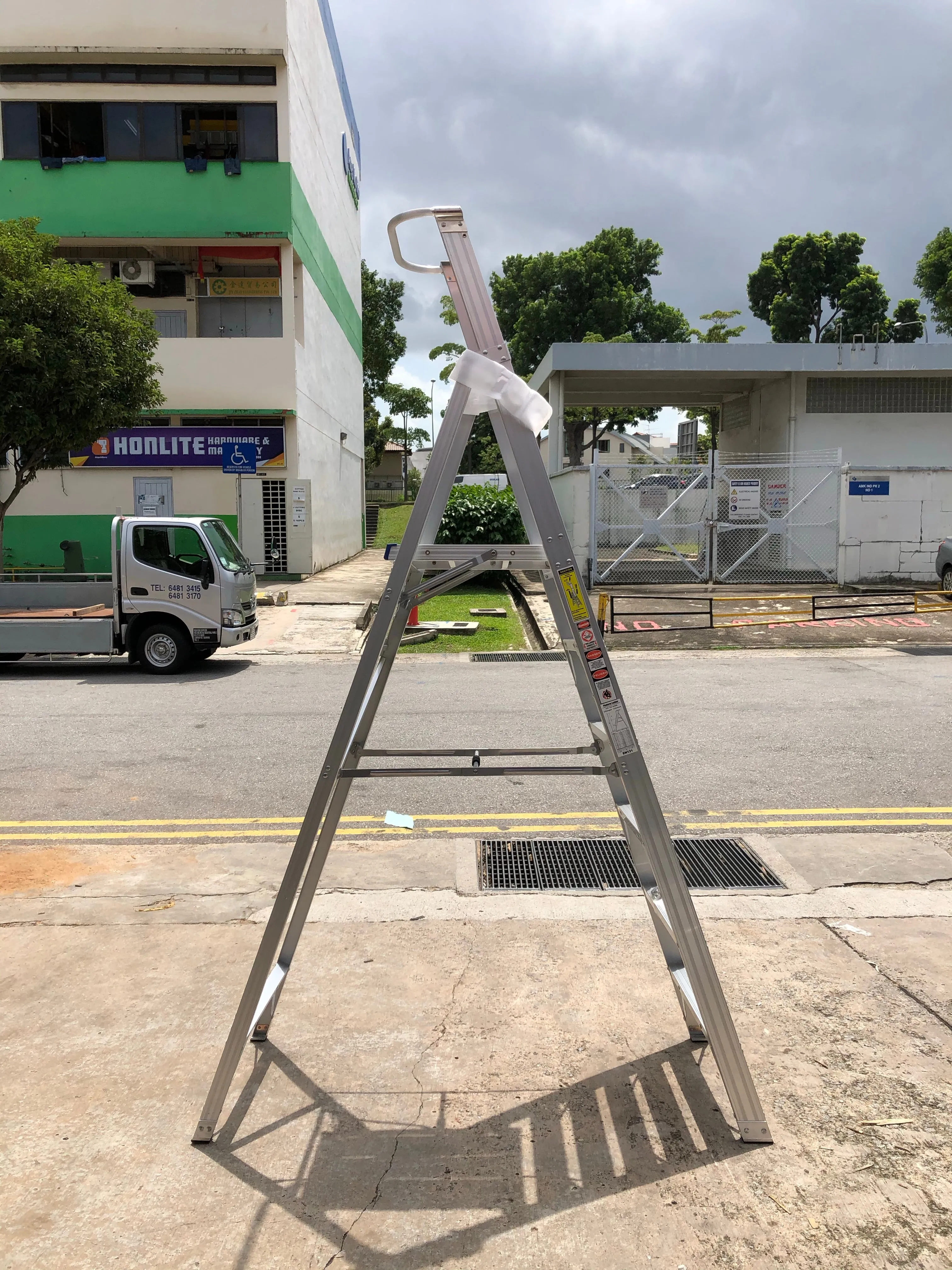 XG Aluminium Platform Ladders Come with Safety Chain | Sizes : 3 Steps to 12 Steps | Model : L-XG152EA