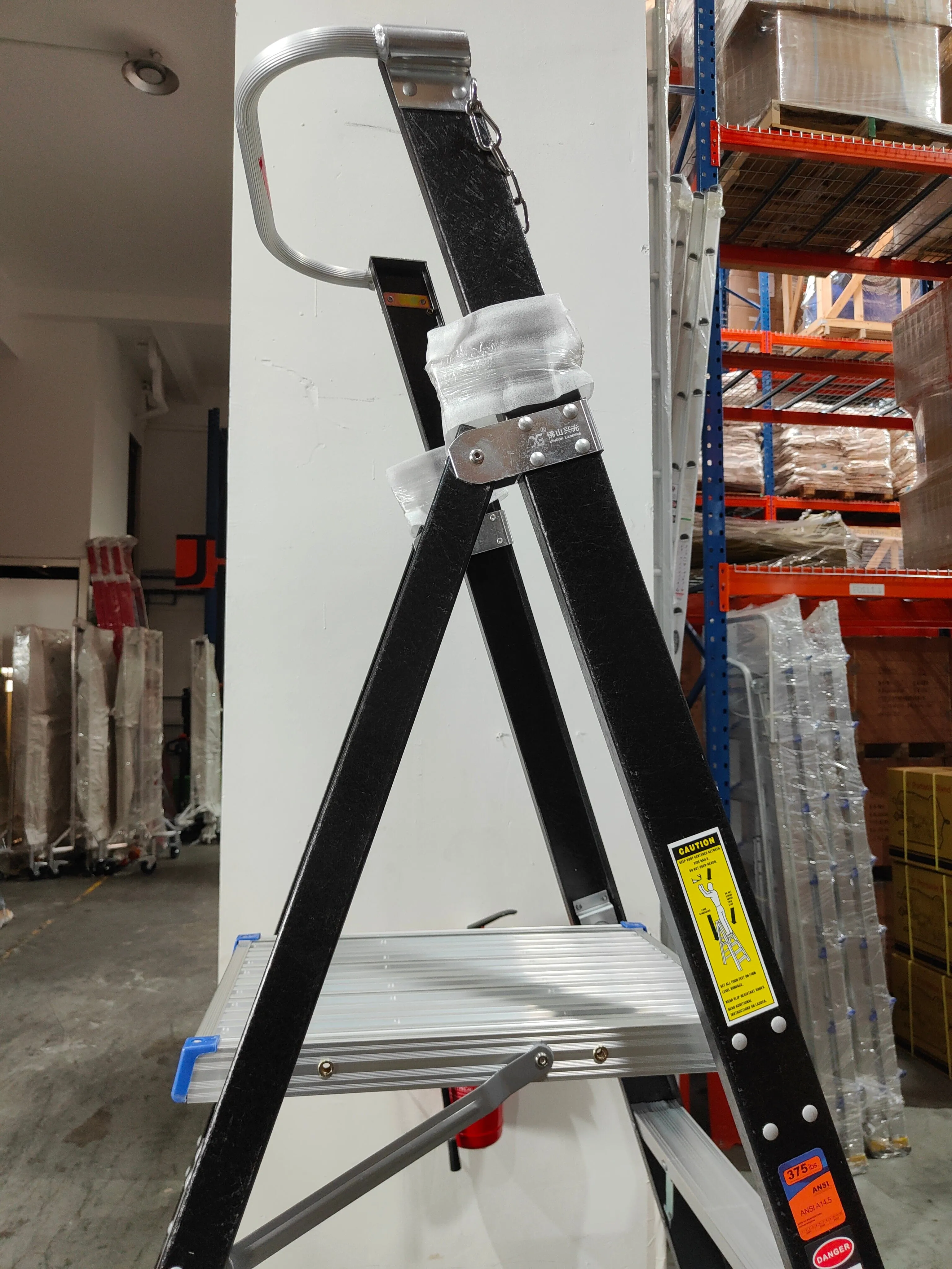 XG Fibreglass Platform Ladder Black with Safety Chain | Model: L-XG152FB