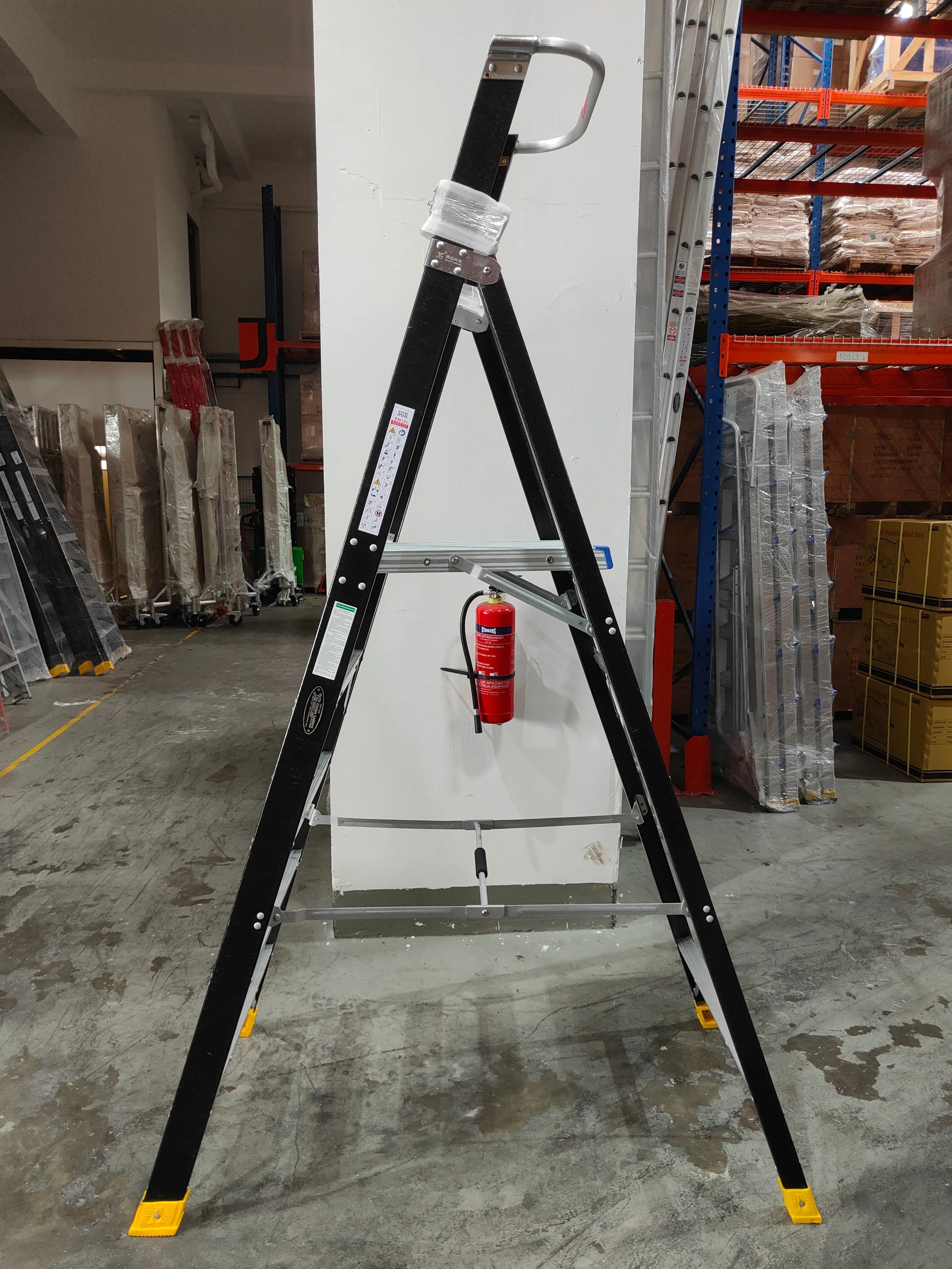 XG Fibreglass Platform Ladder Black with Safety Chain | Model: L-XG152FB