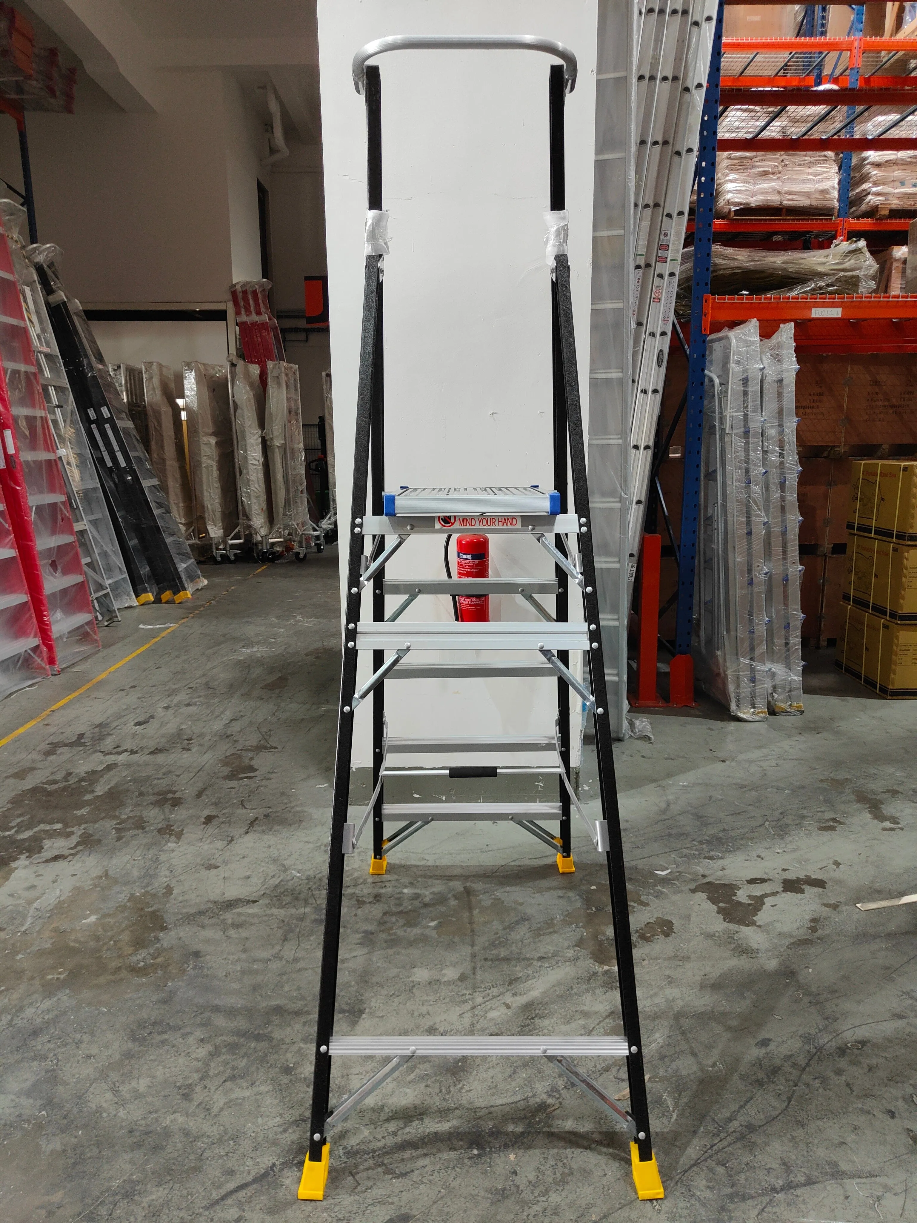 XG Fibreglass Platform Ladder Black with Safety Chain | Model: L-XG152FB